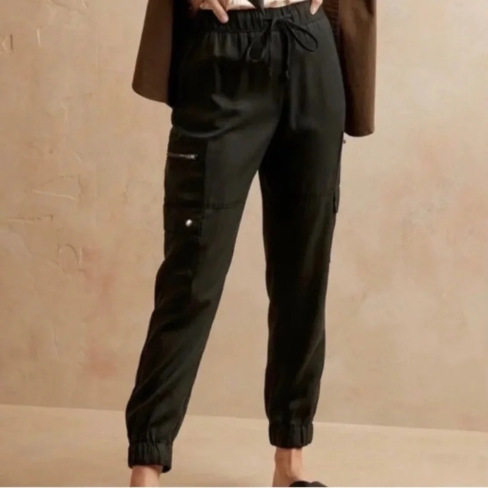 Banana Republic Black Tencel Soft Cargo Joggers EUC